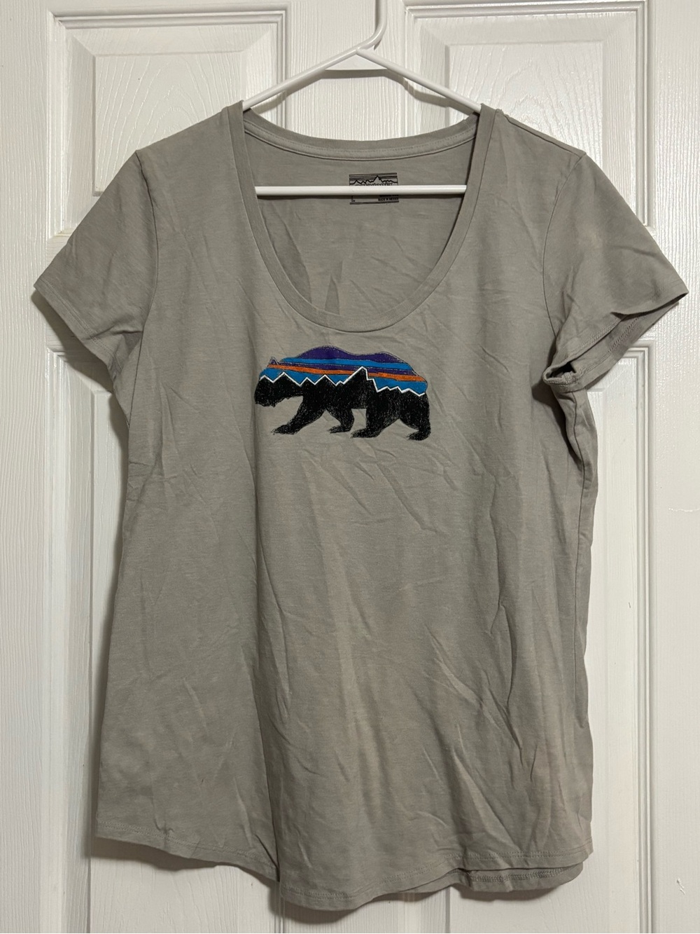Patagonia Gray Scoop Neck Tee with Color-Strip Bear Graphic Sz L GUC